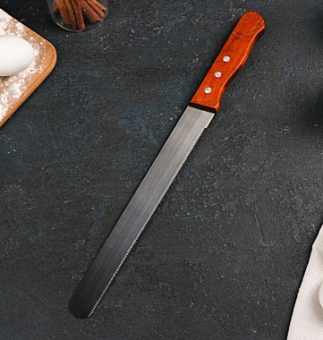 Нож для бисквита мелкие зубцы KONFINETTA, длина лезвия 25 см, деревянная ручка, толщина лезвия 0,8 мм